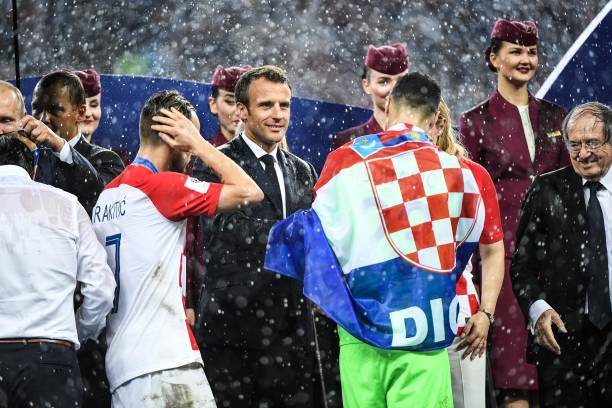 荣誉背后的 荣誉背后的